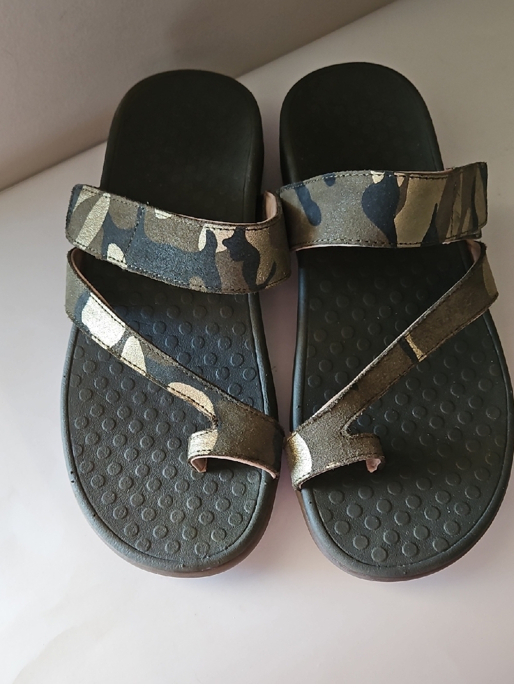 VIONIC MORGAN CAMO LEATHER TOE LOOP SANDALS (New $87) Sz 10